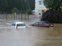 Čiščenje po poplavah - vozilo